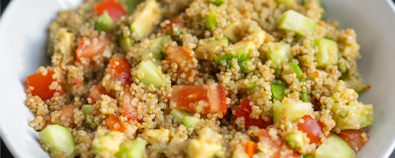 Quinoa-Avocado-Salat mit Chilipulver