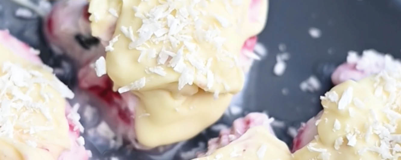 Joghurt Bites mit Kokosraspeln und gefriergetrockneten Himbeeren ☀️